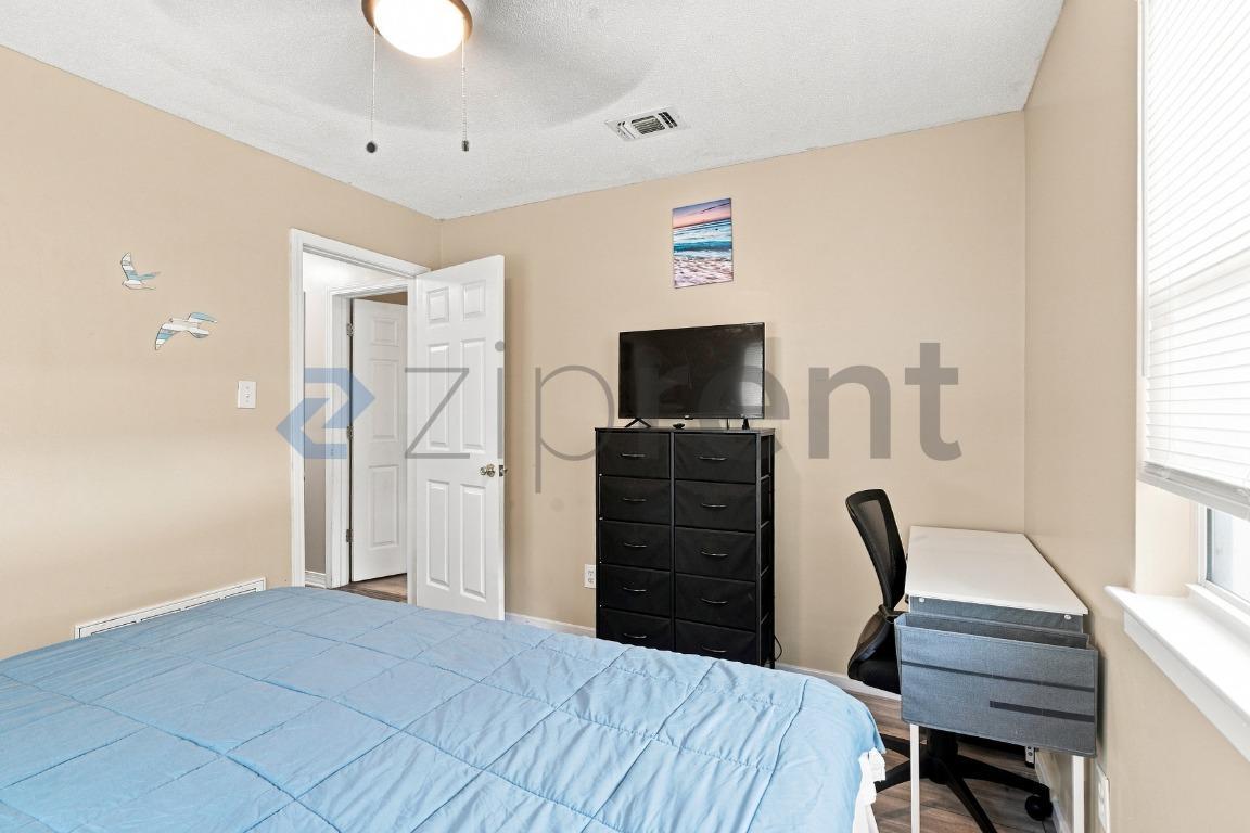 Building Photo - Unit