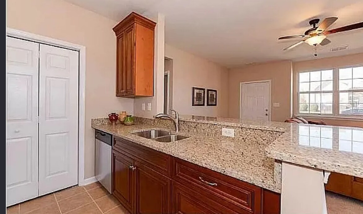 Building Photo - 310 Primrose Ln