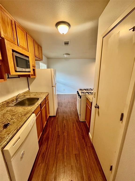 Building Photo - 2102 Pompton Dr