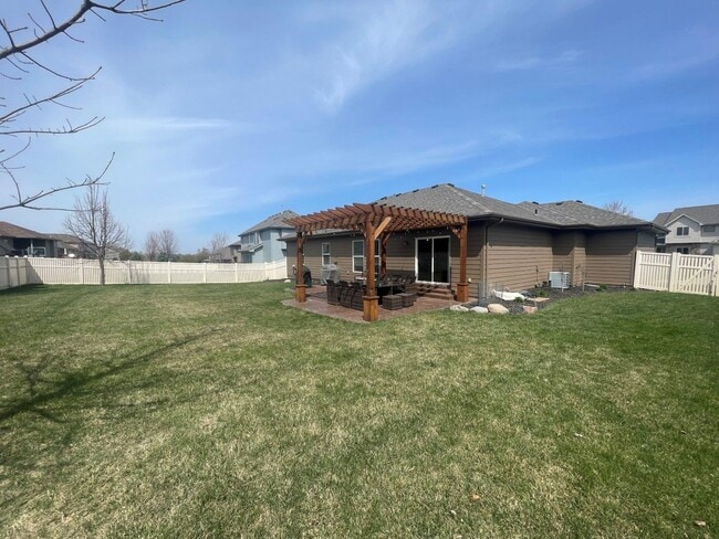 Building Photo - Ranch in Shadow Lake Papillion