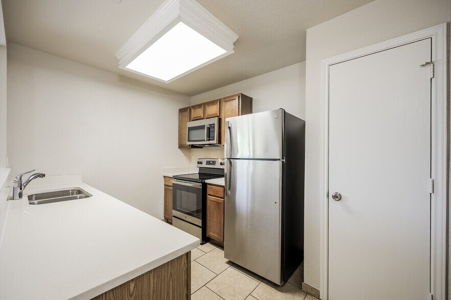 Building Photo - 2402 Sunview Lake