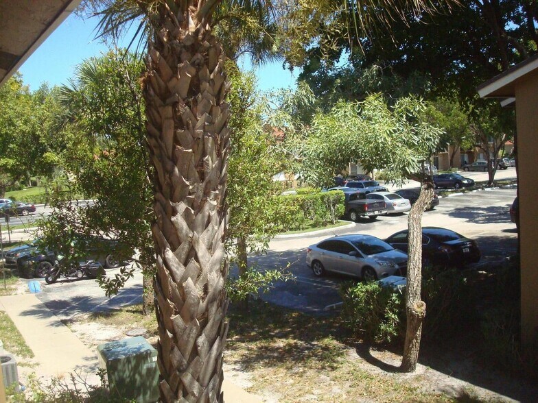 Building Photo - 1141 Lake Victoria Dr