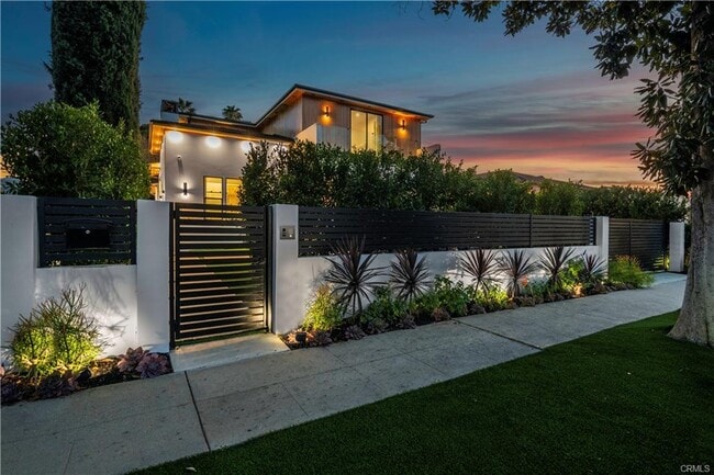 Building Photo - 16706 Magnolia Blvd