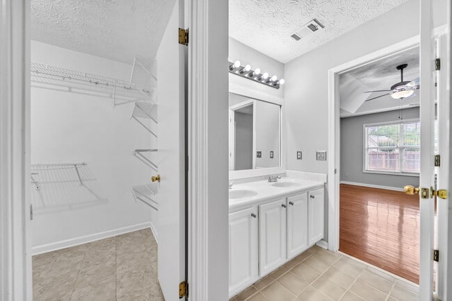 Building Photo - 825 Chatham Park Dr SW