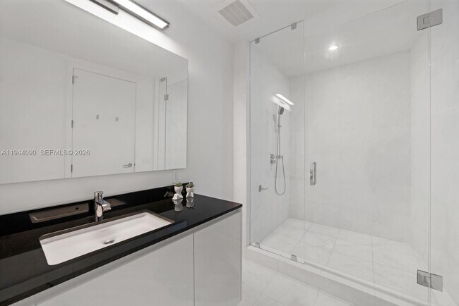 Building Photo - 18555 Collins Ave