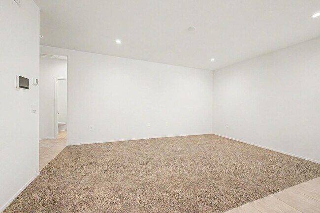 Building Photo - 1566 E Fletcher Dr
