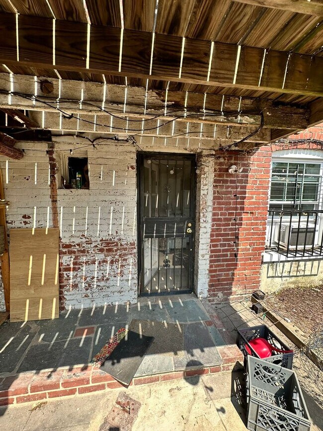 Building Photo - Walkout 1BR Basement Condo in the Heart of...