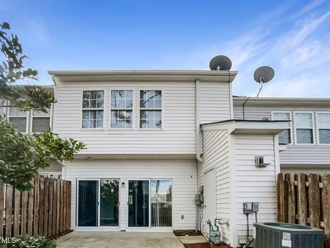 Building Photo - 203 Canyon Lake Cir