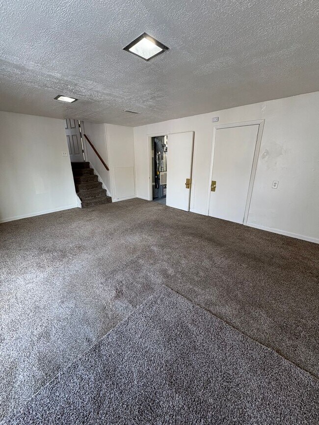 Building Photo - Spacious and charming 4 Bed Home in Convenient West Toledo Location