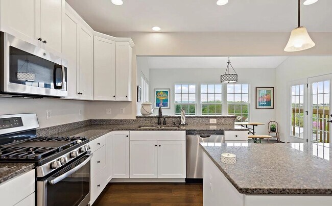 Building Photo - Beautifully maintained SFH in convenient F...