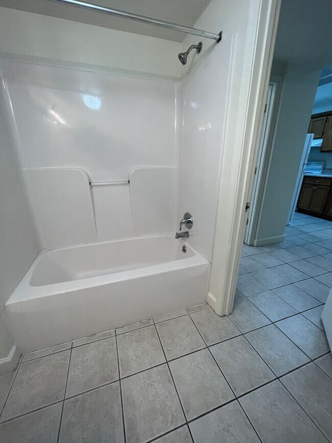 Building Photo - Prime location 2 Bedroom 1 Bath with Den Downtown