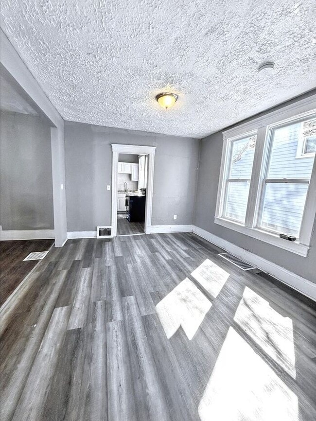 Building Photo - Adorable 3-Bedroom Home with Modern Conven...