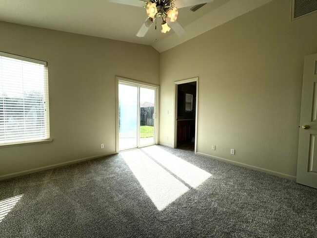 Building Photo - Beautiful 3 Bedroom 2 Bathroom Single Stor...