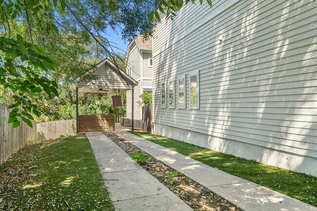 Building Photo - 1160 Lott Ave