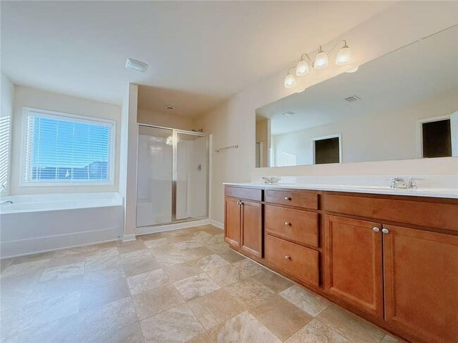 Building Photo - 3560 Golden Gate Ln