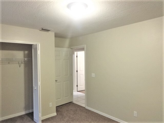 Building Photo - 3334 Lakeview Cir