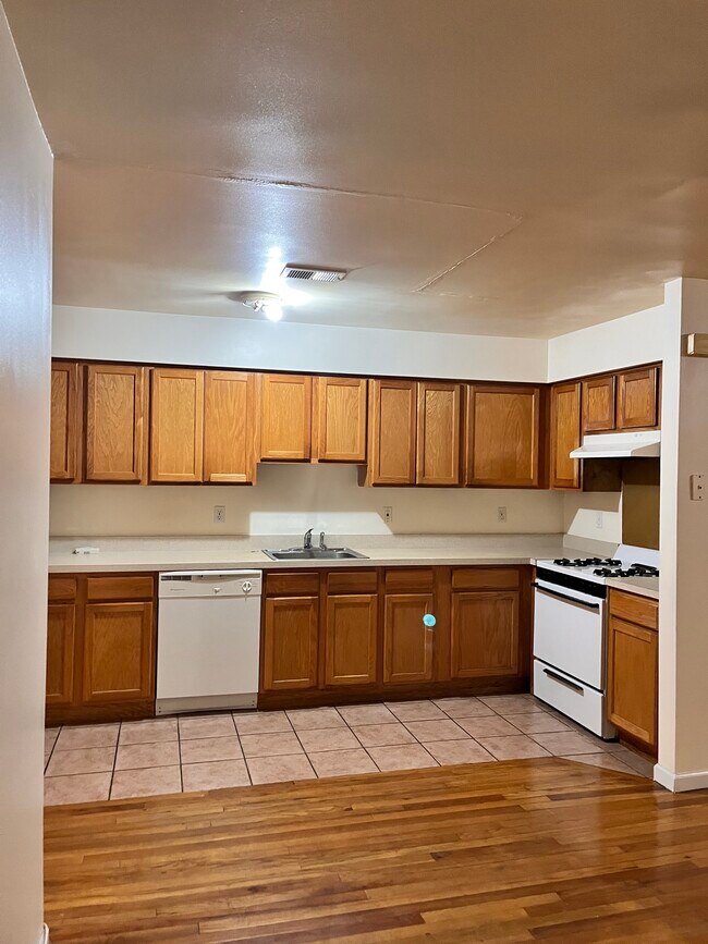 Building Photo - 318 Magnolia Ave