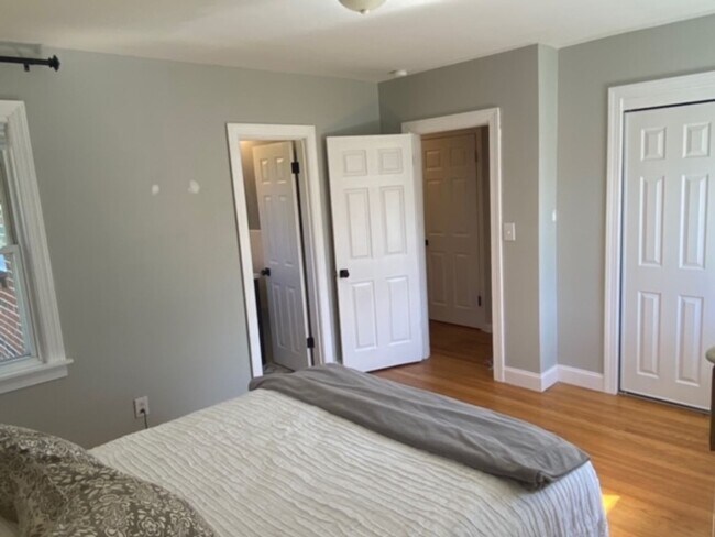 Building Photo - Bright and Cheery 4 Bedroom Home in Desiriable Sheffield Neighborhood