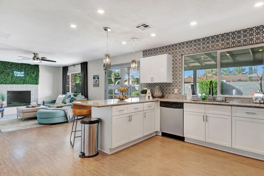 Building Photo - 4820 E Poinsettia Dr