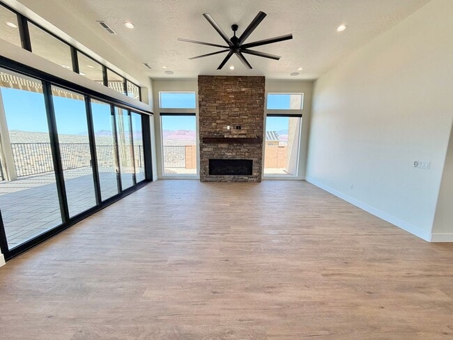 Building Photo - Beautiful Single-Level Home with Trail Access & Stunning Views!!! Pet Friendly!