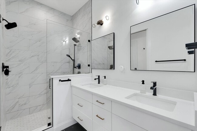 Building Photo - Stunning 3/2.5 Located on North Main Street, Downtown Greenville!