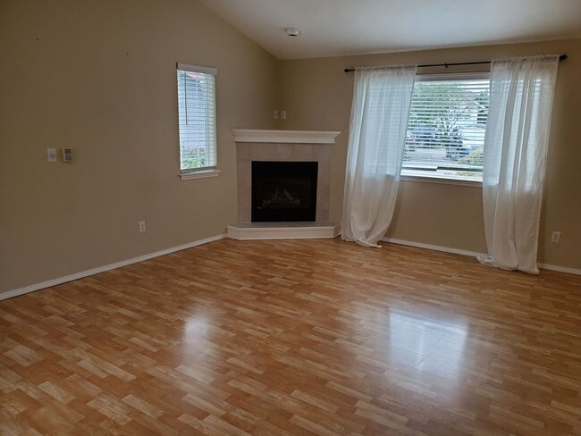 Building Photo - 3 Bd., 2.5 Ba. home in NE Bellingham near ...