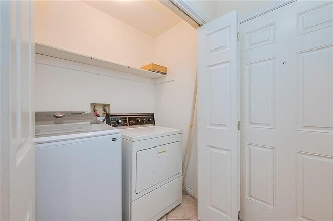 Building Photo - 2030 Plantation Dr
