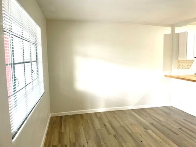 Building Photo - Modern 1 bedroom with yard!