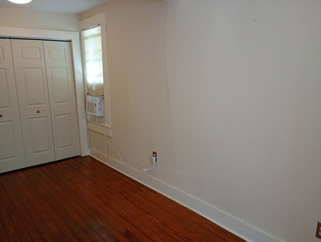 Building Photo - Updated 1/1 near downtown