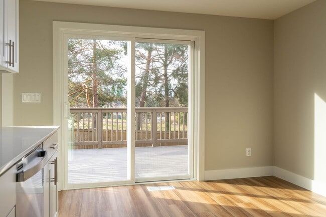 Building Photo - Fantastic Fairwood Home - Impressive interiors and lots of space