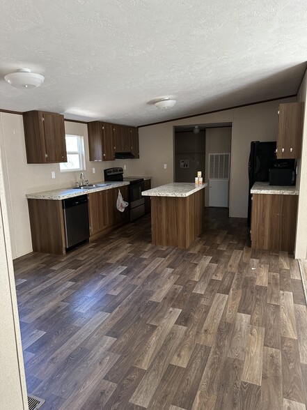 Building Photo - 380 Pine Tree Loop