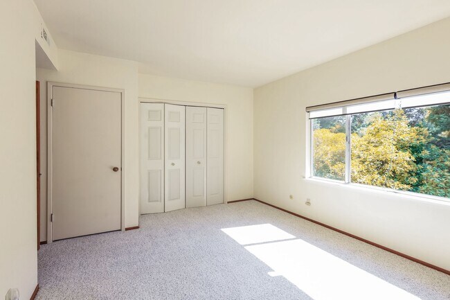 Building Photo - Amazing 4 Bedrooms 2 full bathrooms and 2 ...