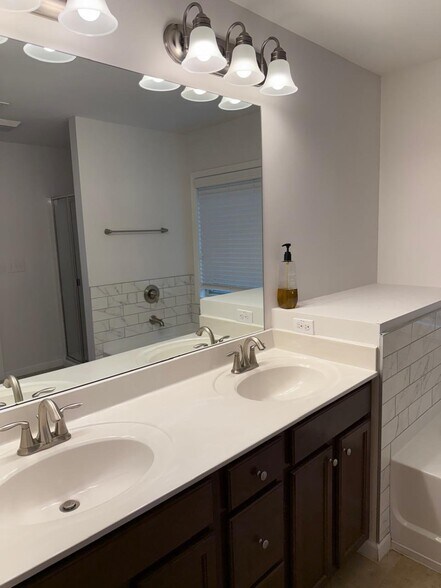 Building Photo - 2124 Greencrest Cir