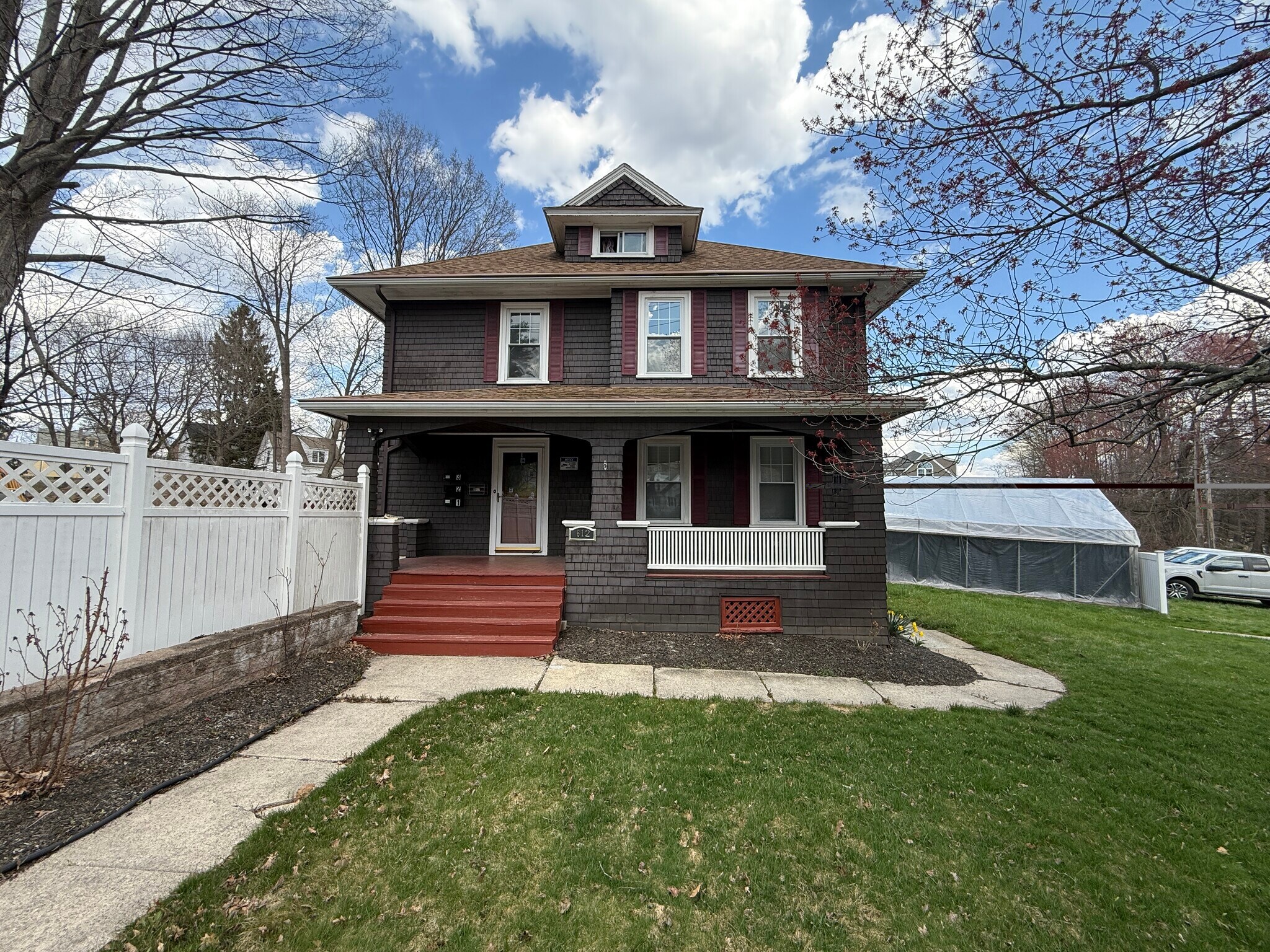 Building Photo - 612 Grove St