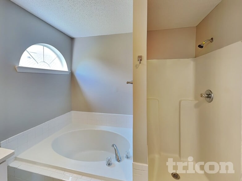 Building Photo - 5702 Colonnade Dr