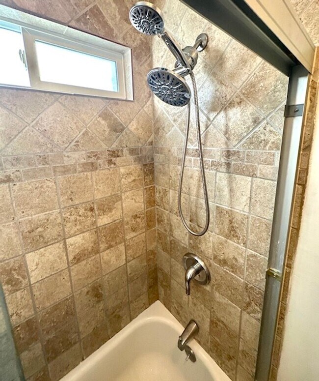 Building Photo - Nice 2 bed 1 bath House in Richmond with Garage - COMING SOON !!