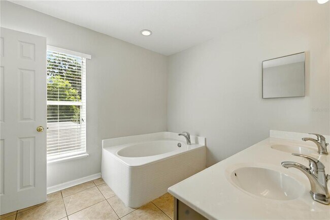 Building Photo - 3223 SW 41st Ave