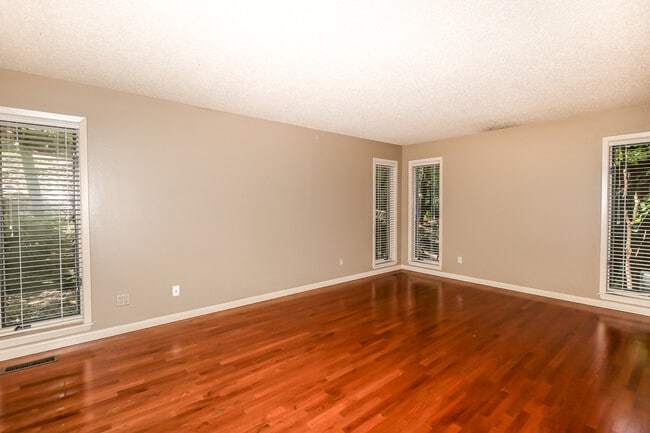 Building Photo - Beautiful 3 bedroom, 3 bath,  mother-in-law sweet with full kitchen in lower level.