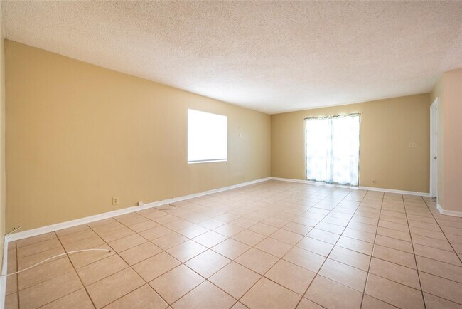 Building Photo - 930 Mandarin Is