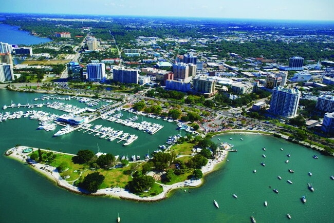 Building Photo - Downtown Sarasota! 55+ community! Beaches and shopping nearby! Partially Furnished available!