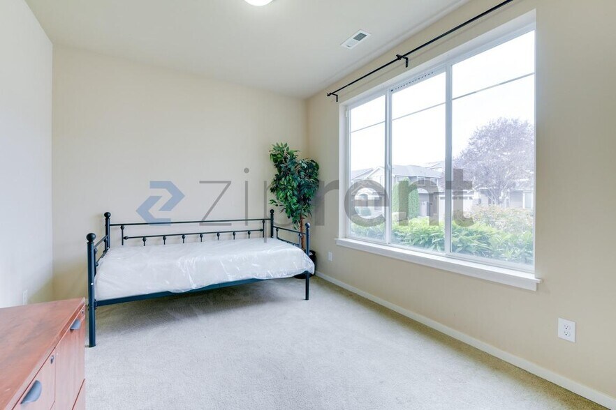 Building Photo - Unit