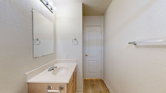 Building Photo - Look at all the space only $995!!!