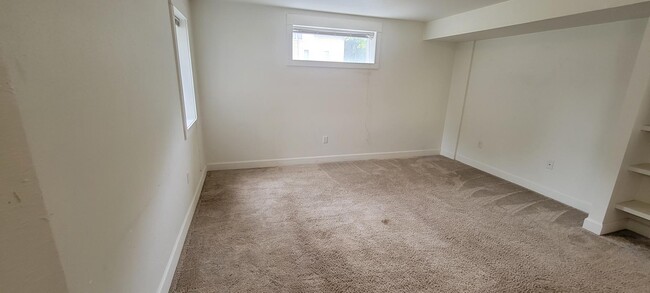 Building Photo - 303 Center St