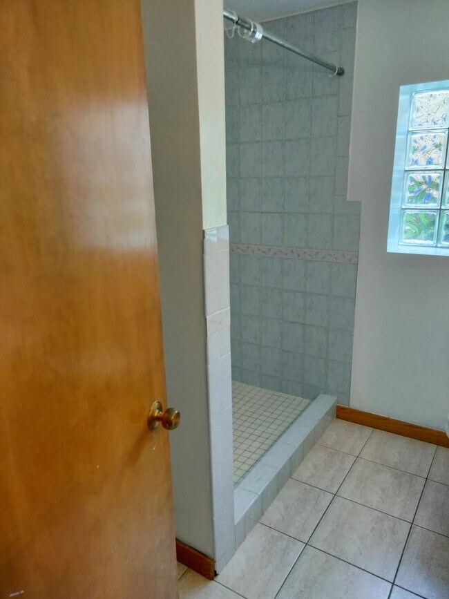 Building Photo - 904 S Edward St