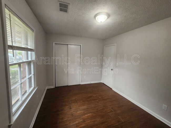 Building Photo - 13 Fredda Ln