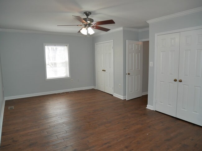Building Photo - 4 Bedroom 3.5 Bath Corner Unit Townhouse o...
