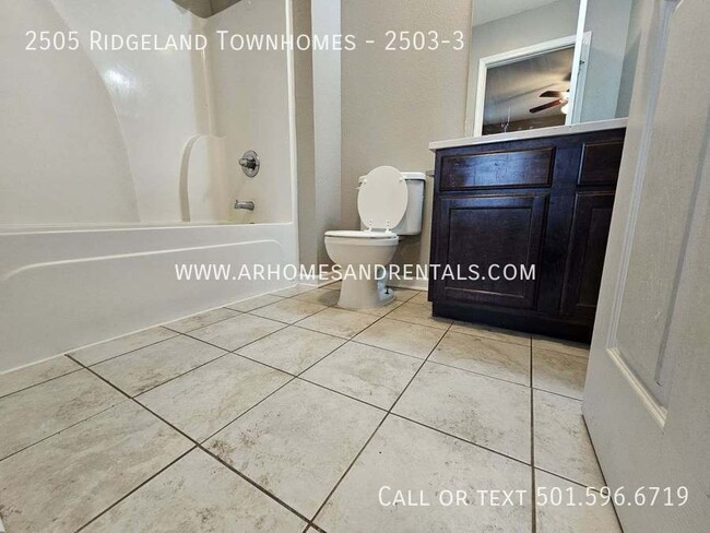 Building Photo - 2505 Ridgeland Townhomes - 2503-3 | $695 |...