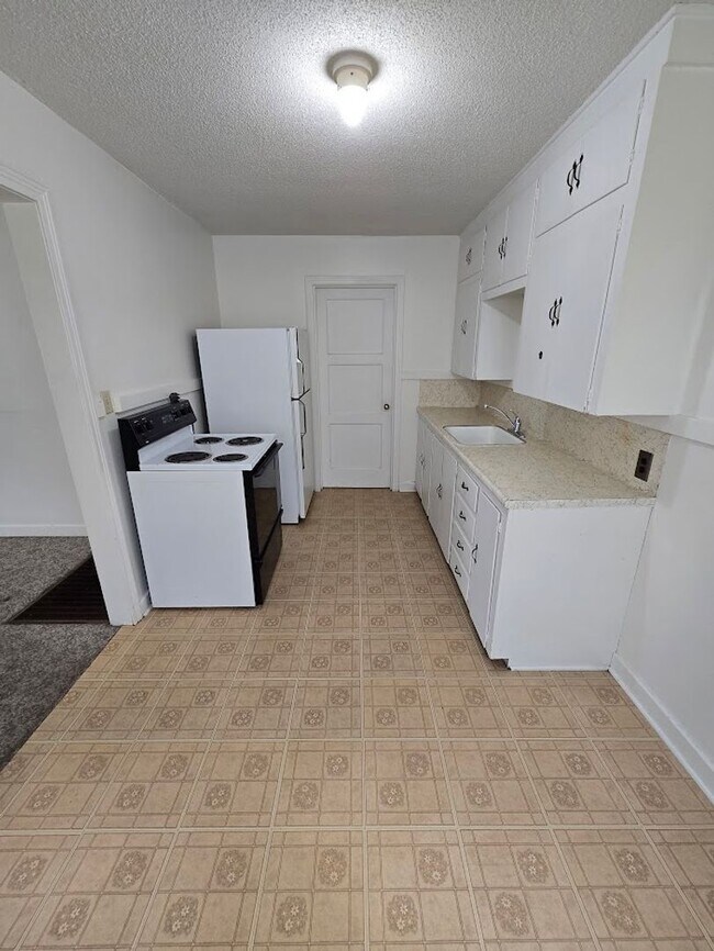 Building Photo - Garfield/6th Duplex