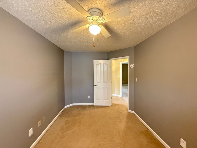 Building Photo - 928 Heatherstone Dr