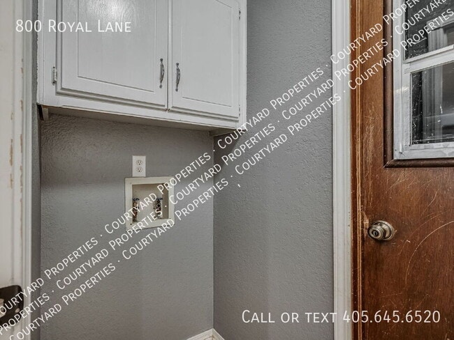 Building Photo - 800 Royal Ln